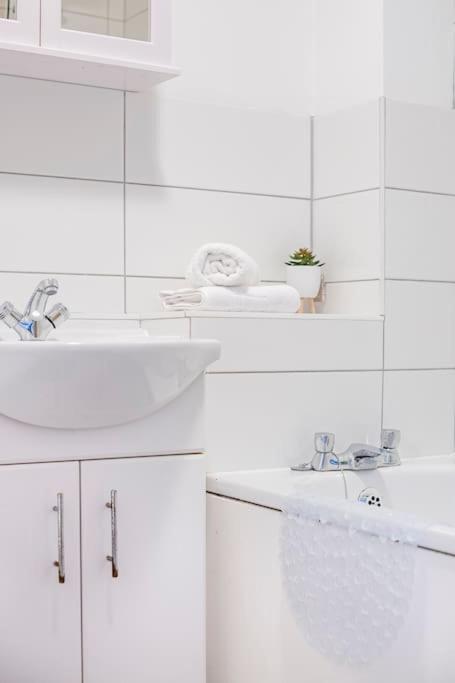 Two Bedroom Flat Near Colchester Hospital With Free Parking And Internet Mile End Екстер'єр фото