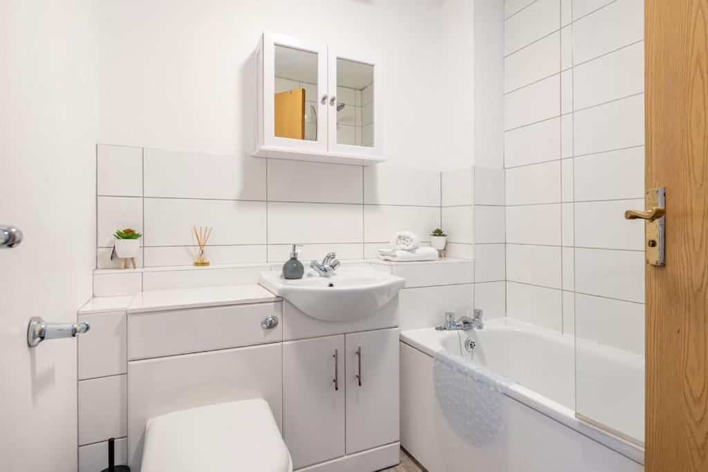 Two Bedroom Flat Near Colchester Hospital With Free Parking And Internet Mile End Екстер'єр фото